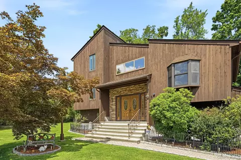 1 Southgate Dr, Cortlandt, NY 10567