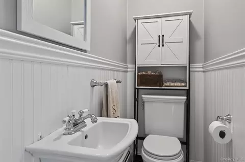 Bath - 39 Park Dr, Ossining, NY 10562 photo 1 of 3