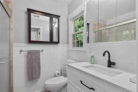 Bath - 39 Park Dr, Ossining, NY 10562 photo 2 of 3