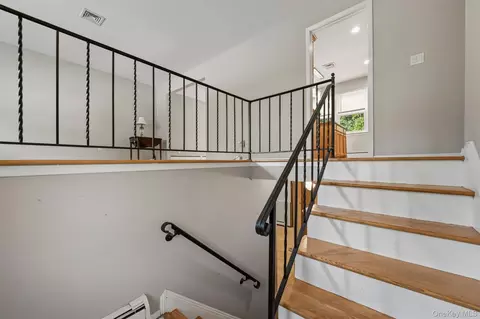 Entry Way - 5 Mcgarrah Rd, Monroe, NY 10950 photo 1 of 3