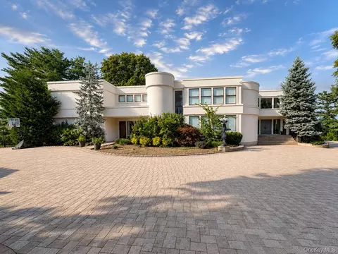9 Dock Ln, North Hempstead, NY 11024