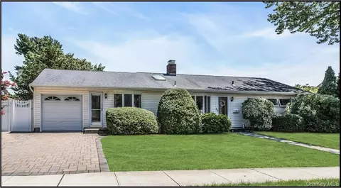 2 Arbor Rd, Syosset, NY 11791