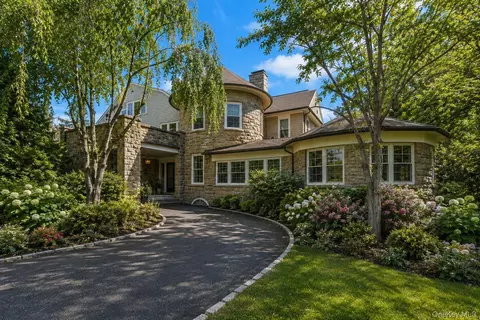 215 Soundview Ave, White Plains, NY 10606