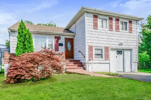 30 Cheshire Rd, Inwood, NY 11096