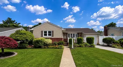 32 Taylor Dr, Farmingdale, NY 11735