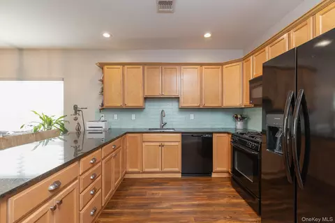 Kitchen - 54 Barley Ln #54L, Patchogue, NY 11772 photo 3 of 3