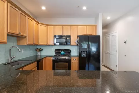 Kitchen - 54 Barley Ln #54L, Patchogue, NY 11772 photo 2 of 3