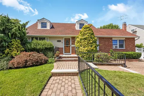 2671 7th Ave, East Meadow, NY 11554