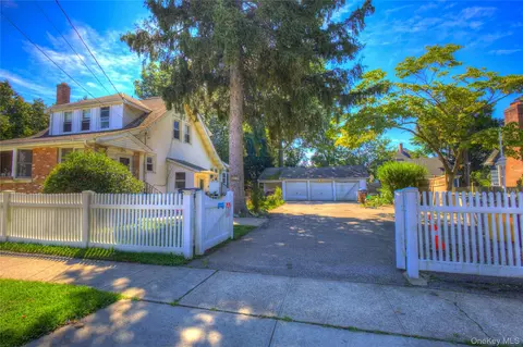 81 Notre Dame Ave, Hicksville, NY 11801