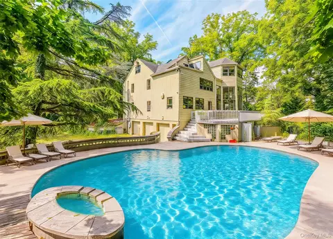 6 The Maples, North Hempstead, NY 11576