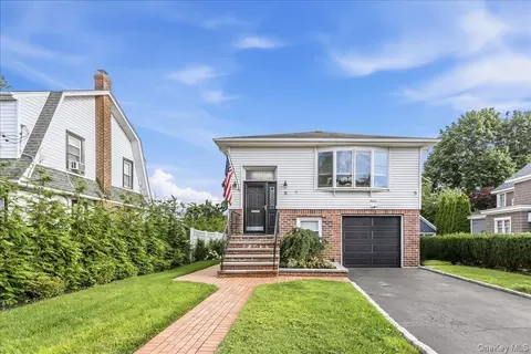 16 Netz Pl, North Hempstead, NY 11507
