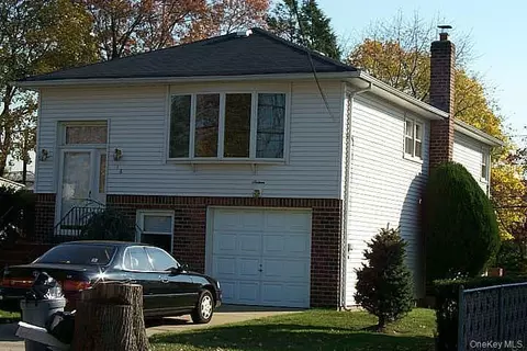 16 Netz Pl, North Hempstead, NY 11507
