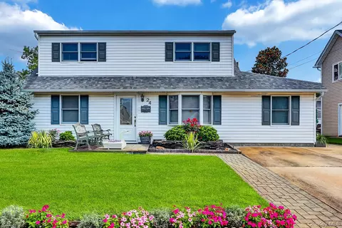 24 Seaton St, Massapequa, NY 11758