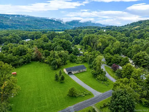2 Vernooy Dr, Wawarsing, NY 12489