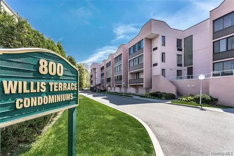 800 Willis Ave #105, North Hempstead, NY 11507