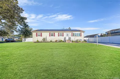 15 Armstrong St, Brentwood, NY 11717
