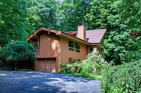 69 Canopus Hill Rd, Putnam Valley, NY 10579