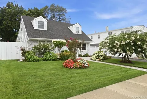 913 Merillon Ave, Westbury, NY 11590
