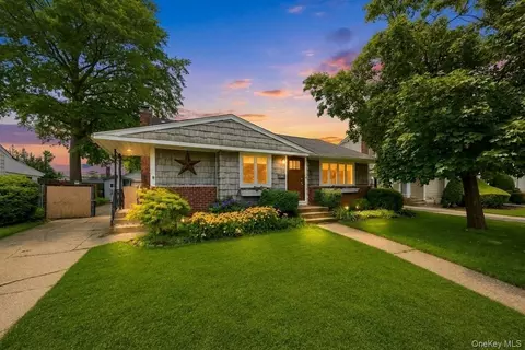 18 Cornell Ln, Hicksville, NY 11801