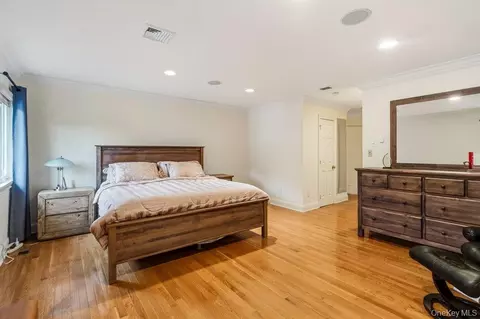 Bedroom - 11 Maple Run Dr, Jericho, NY 11753 photo 1 of 3