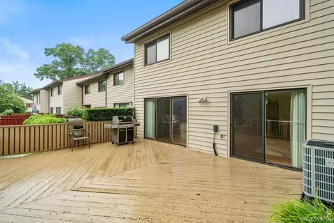 Exterior - 11 Maple Run Dr, Jericho, NY 11753 photo 2 of 2