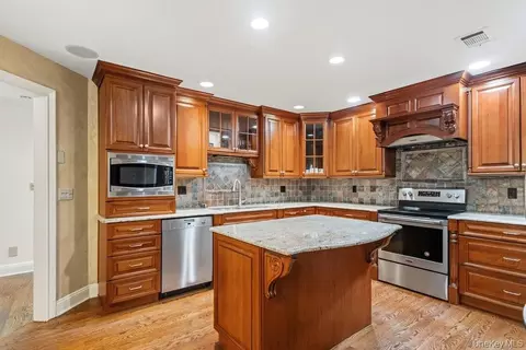 Kitchen - 11 Maple Run Dr, Jericho, NY 11753 photo 2 of 2