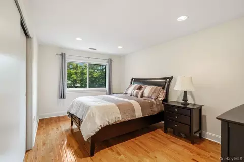 Bedroom - 11 Maple Run Dr, Jericho, NY 11753 photo 2 of 3
