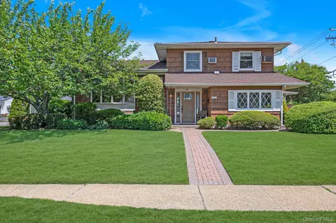 430 Violet St, Massapequa Park, NY 11762