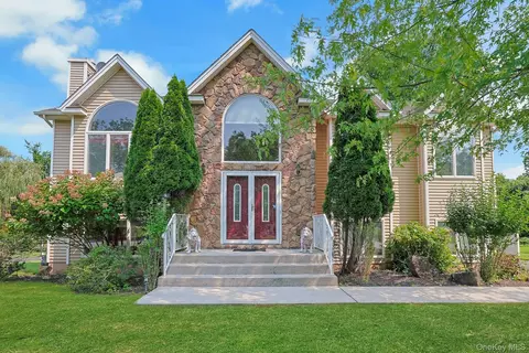 14 Stern Pl, Clarkstown, NY 10920