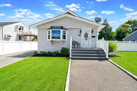 111 Liberty Ave, Lindenhurst, NY 11757