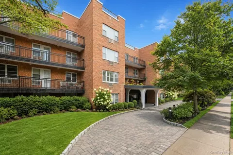 25 Chapel Pl #3H, North Hempstead, NY 11021
