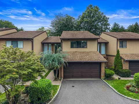 48 Wimbledon Dr, North Hempstead, NY 11576
