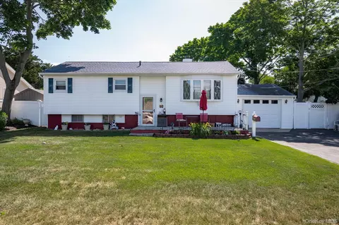 2707 Gull Ave, Medford, NY 11763