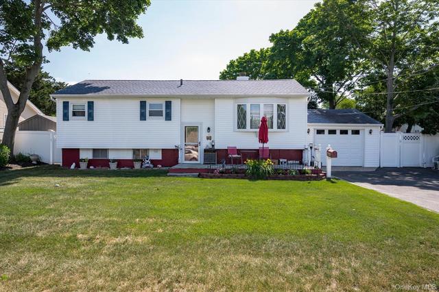 2707 Gull Ave, Medford, NY 11763
