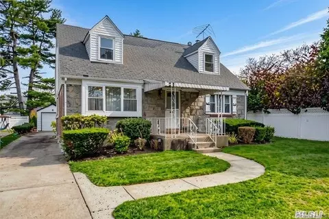 33 Michael Ln, North Hempstead, NY 11040