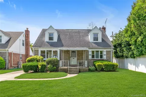 33 Michael Ln, North Hempstead, NY 11040