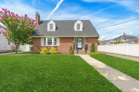 228 Van Cott Ave, Farmingdale, NY 11735