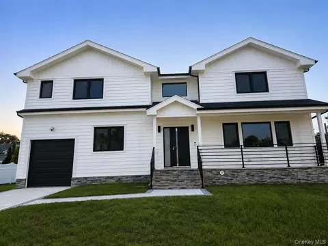 2 Lee Pl, Old Bethpage, NY 11804