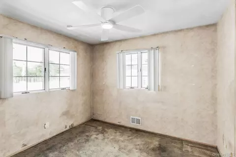 Bedroom - 8 Gerhard Rd, Plainview, NY 11803 photo 4 of 7