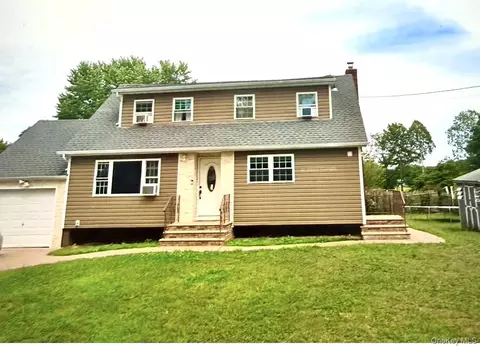 19 S 35th St, Wyandanch, NY 11798