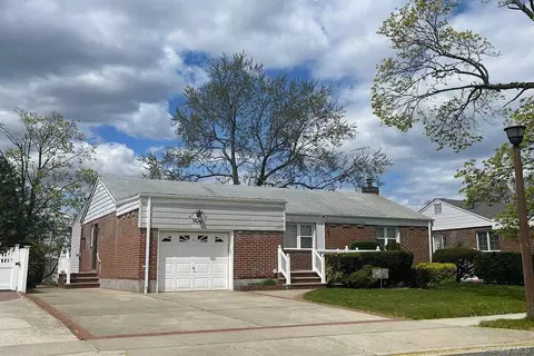 50 Buffalo St, Elmont, NY 11003