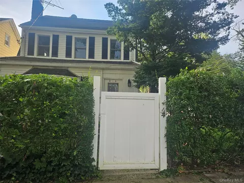 256-15 Pembroke Ave, North Hempstead, NY 11020