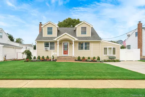 16 Kensington Ave, Massapequa, NY 11758