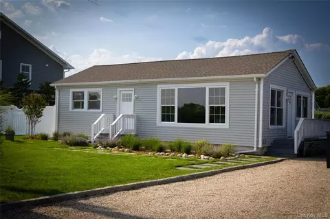 7 Laura Lee Dr, Center Moriches, NY 11934