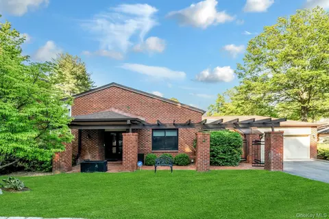 177 Gannet Ct #BELAIRE, North Hempstead, NY 11030