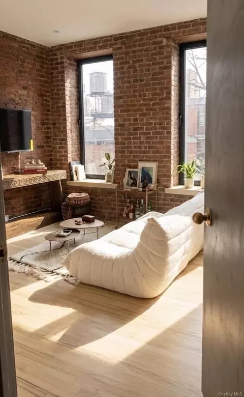 437 W 43rd St #1, New York, NY 10036