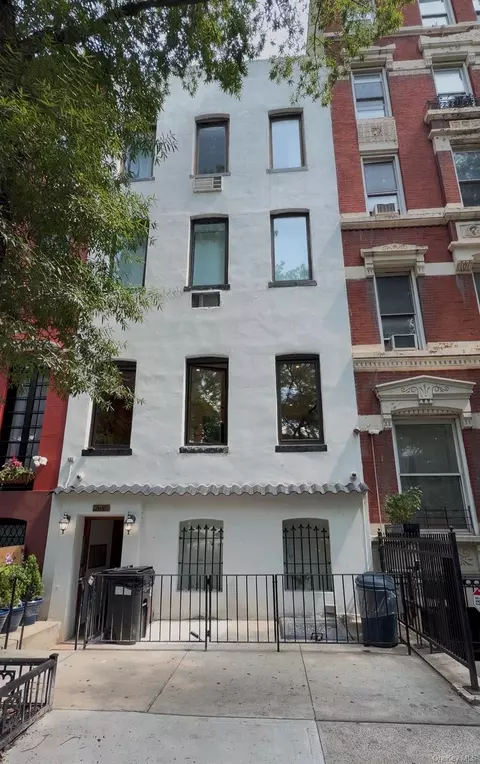 437 W 43rd St #1, New York, NY 10036