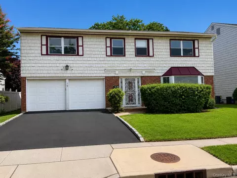 19 Valley Greens Dr, Valley Stream, NY 11581