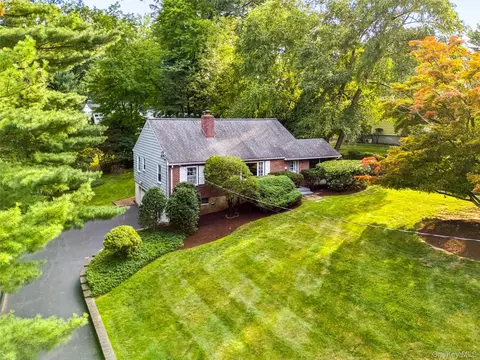 31 Briarwood Dr, Clarkstown, NY 10956
