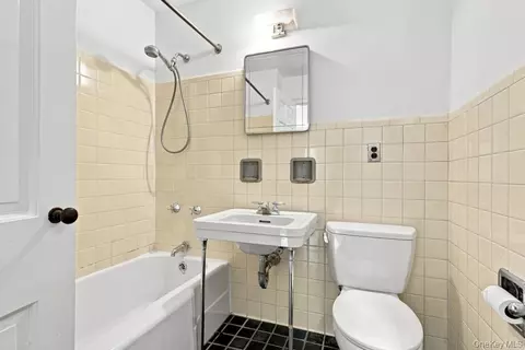 Bath - 1 Commodore Rd, New Castle, NY 10514 photo 1 of 3